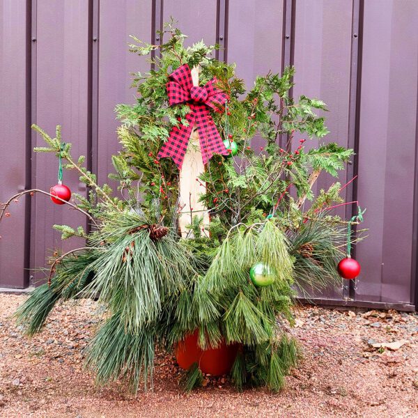 People building 12-inch porch pots at a hands-on workshop supporting the Humane Society of Marathon County